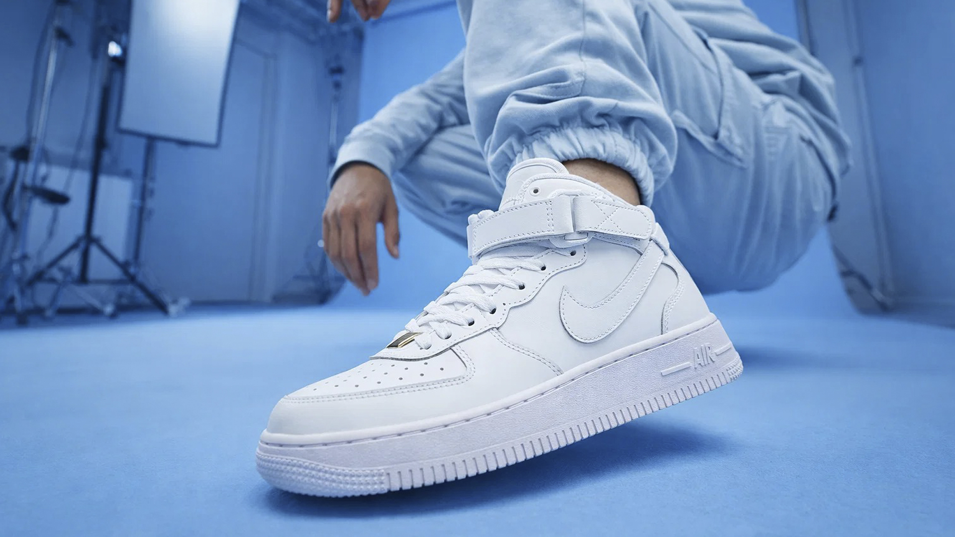 Nike Air Force 1 Mid vs Low: какие кроссовки выбрать под свой стиль