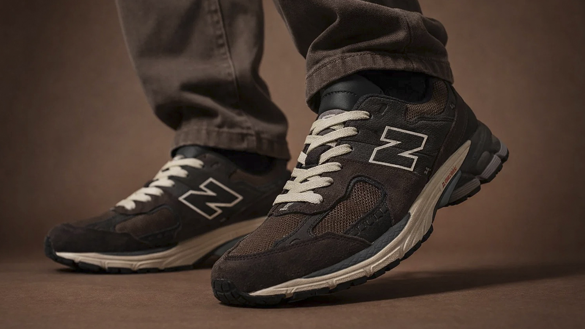 Кроссовки под брюки: узнайте про New Balance 2002