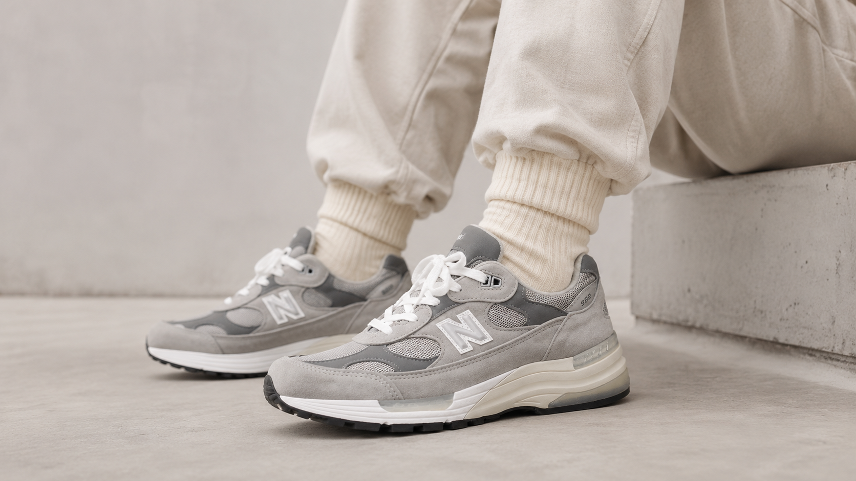 Серые New Balance 992 в повседневном образе
