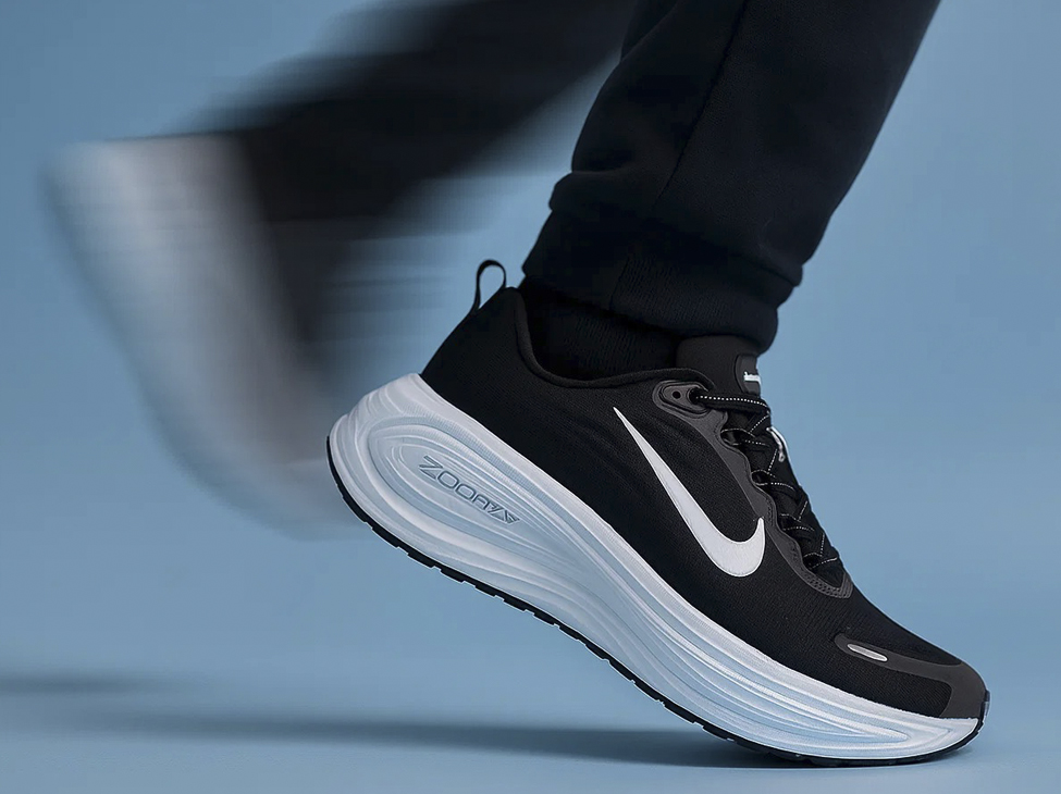 Удобные беговые кроссовки Nike Vomero 18 для мужчин 