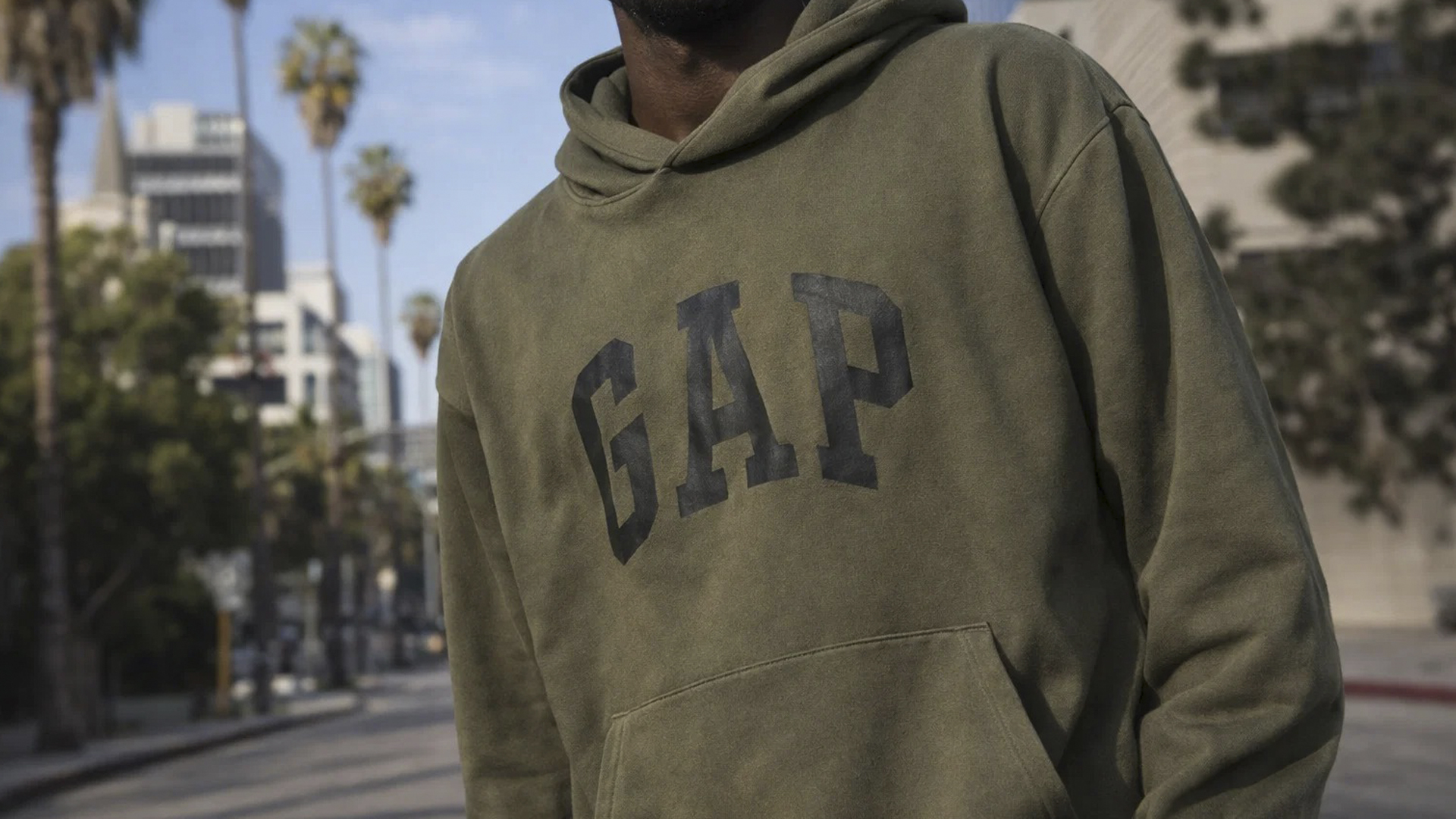 Худи GAP в уличной моде: минимализм, который работает